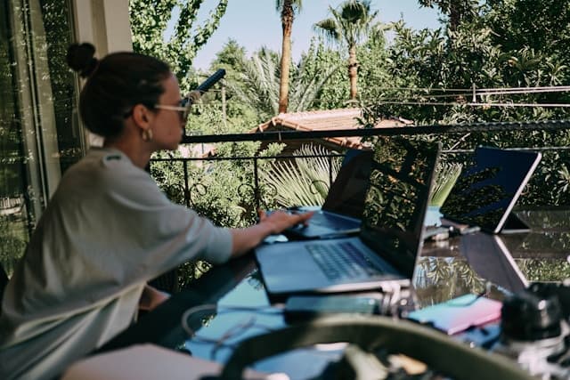 Ilustrație cu oameni lucrând remote